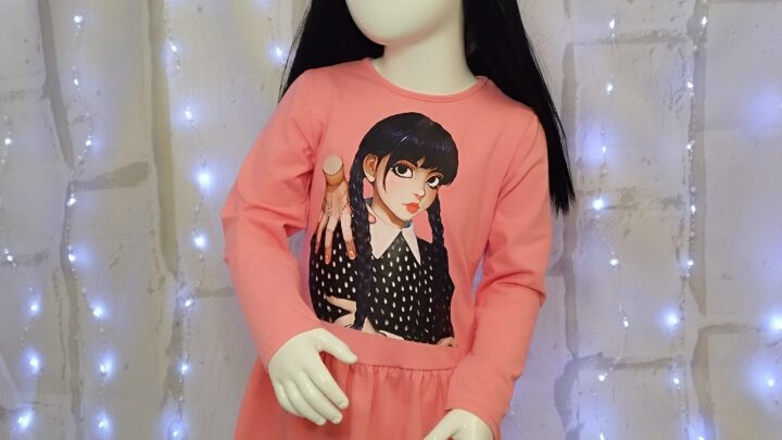 Wednesday trafia pod strzechy