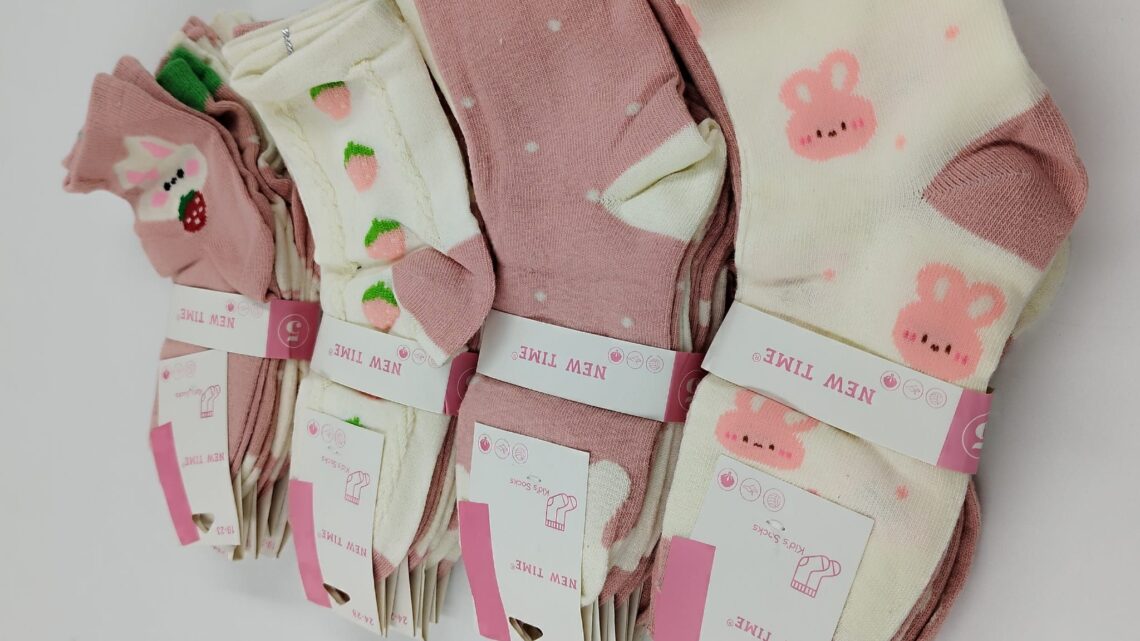 Historia Skarpetek w Modzie i Produkcji Odzieży: Od Skromnych Początków do Stylowych Akcentów